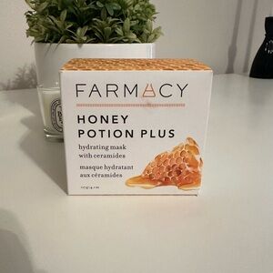Farmacy Honey Potion Plus Mask with Honeycomb Design